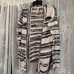 Pretty like new black and white sweater